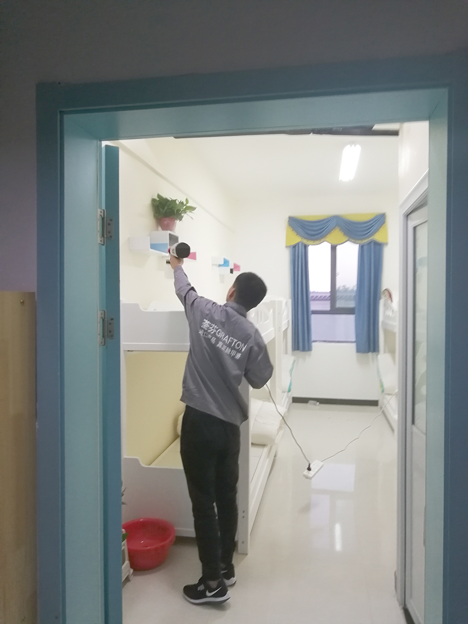 臥室墻面全方位噴涂施工治理 臥室墻面全方位噴涂施工治理