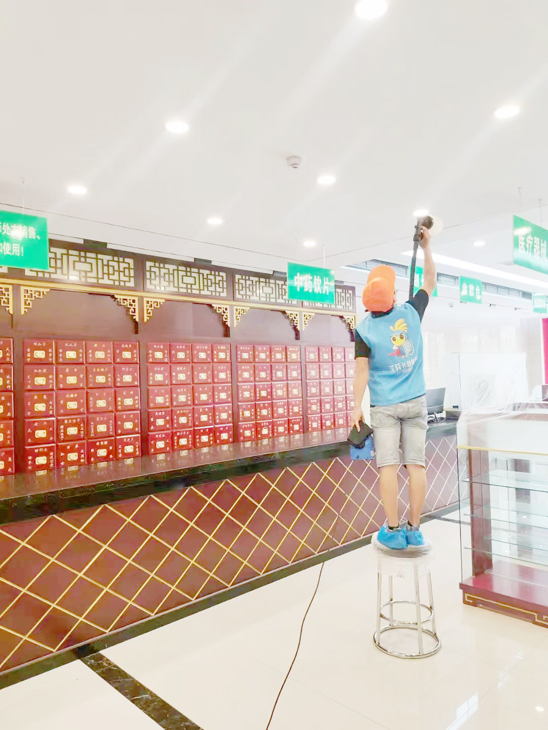 藥店頂面噴槍精細(xì)化噴涂治理 藥店頂面噴槍精細(xì)化噴涂治理