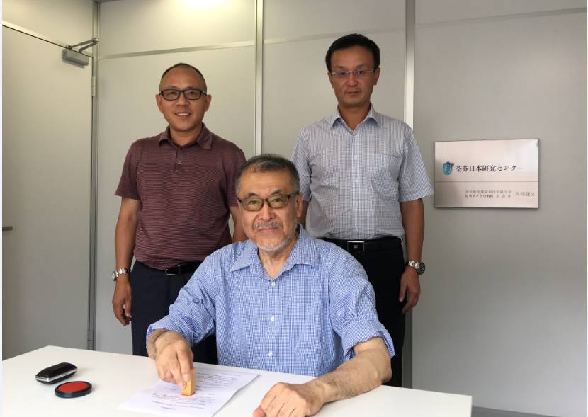 GRAFTON進(jìn)藤社長與荃芬品牌創(chuàng)始人杜煒東先生（后排右一）、何榮先生（后排左一）